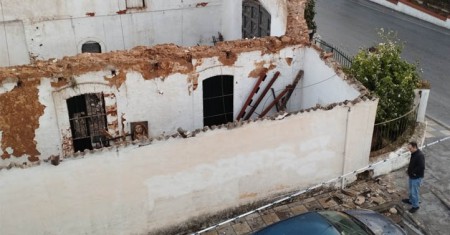 Se derrumba el techo de una nave donde la Hermandad de la Pollinica guardaba enseres